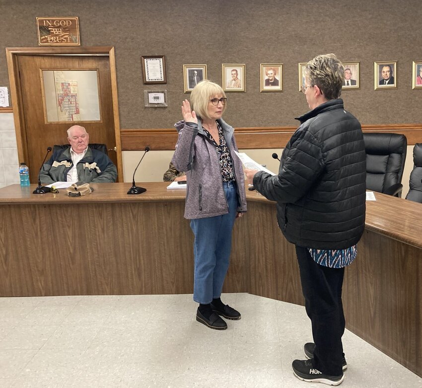 Planning & Zoning Chairman Carol Duss (left) takes the oath of office to serve as Bull Shoals temporary mayor Thursday night from Recorder Tina Bailey. Shown in the background is Councilman Wes Phelan.


Linda Masters/Baxter Bulletin