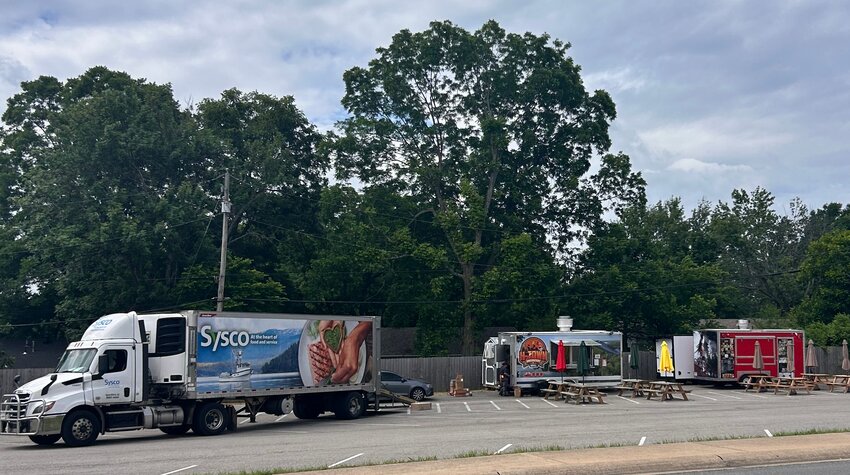 City discusses mobile food-vendor regulations, tables issue 
