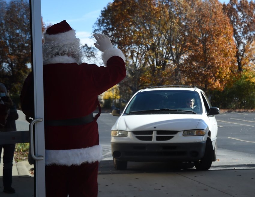 Hey Santa! In 2021, Santa Claus made an appearance at First United Methodist Church for Hospice of the Ozarks&rsquo; &ldquo;Coping With the Holidays&rdquo; drive-thru event. This year&rsquo;s workshop will return indoors and in-person at hospice&rsquo;s administration building.