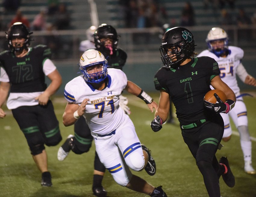Mountain Home's Elijah Lagg (71) chases Van Buren's Chi Henry (1) during the Bombers' 43-42 victory last week.
