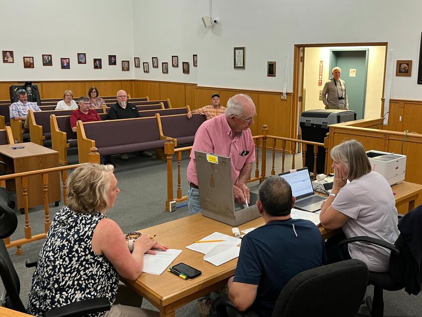 With two new members of the Baxter County Election Commission, the ballot counting process went smoothly and without incident on Tuesday night &mdash; once the polls closed at 7:30 p.m. The final precinct came from Promiseland, containing the votes from Marion County, which were read off shortly after 9 p.m.   Helen Mansfield/The Baxter Bulletin