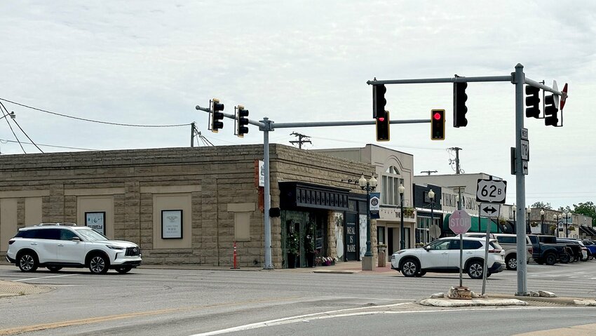Traffic passes through the intersection of Main Street (U.S. Highway 62B) and Sixth Street in Mountain Home on Thursday morning. Two sections of stoplights that were destroyed in a DWI accident early New Year's Day. The light is operating in a test pattern until June 27.   Sonny Elliott/The Baxter Bulletin