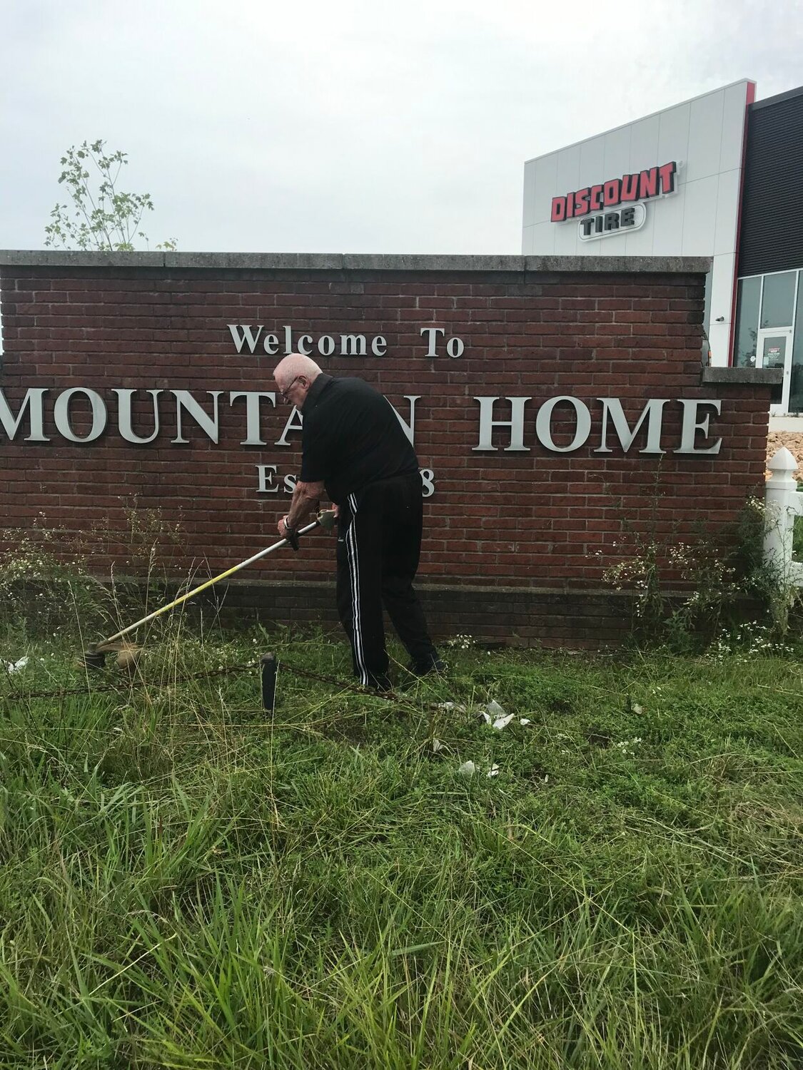 Retired County Judge Hall cleans up Mountain Home signs Baxter Bulletin