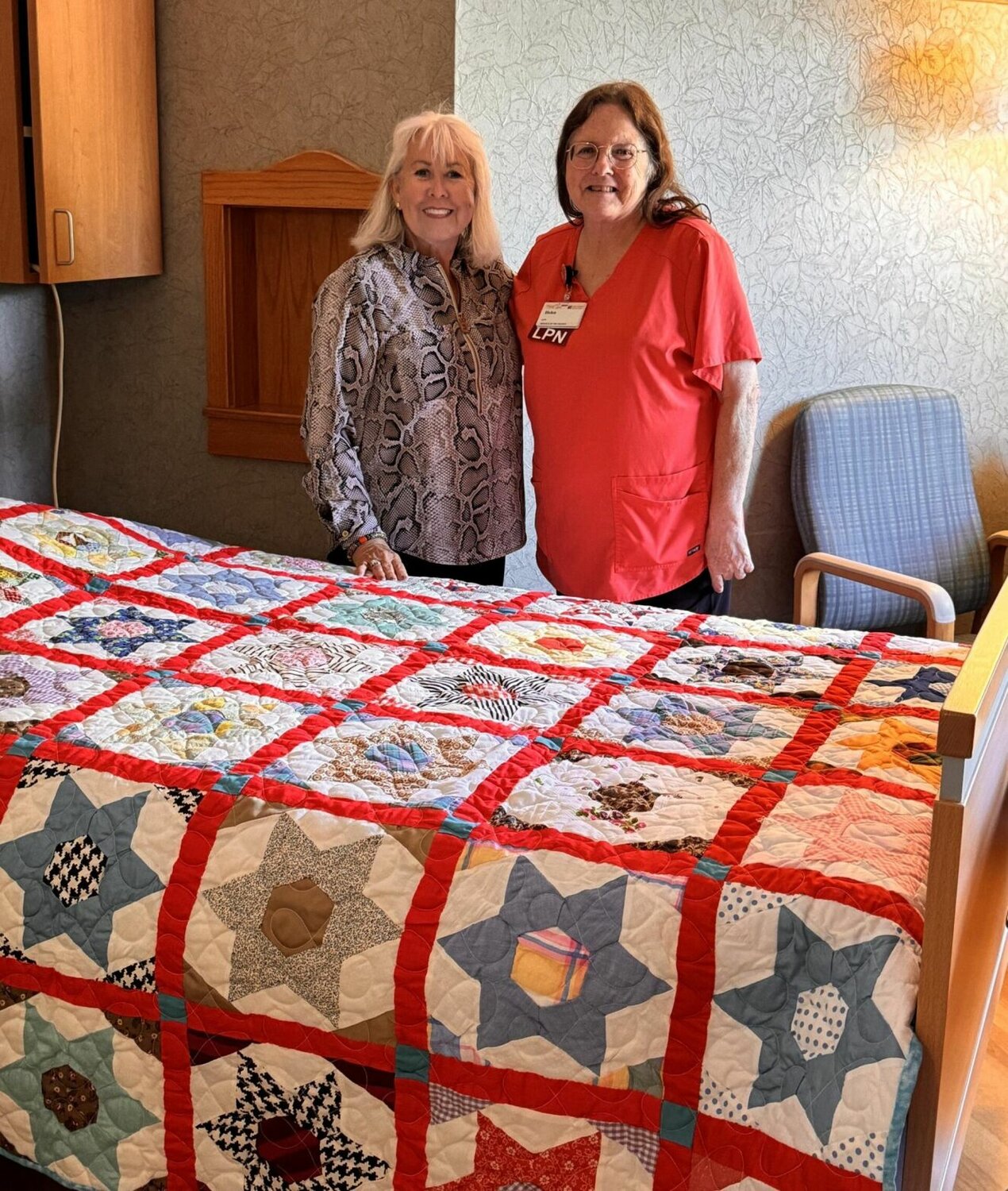 Hill 'N Hollow Quilters donate to Hospice House - Vimarsana News