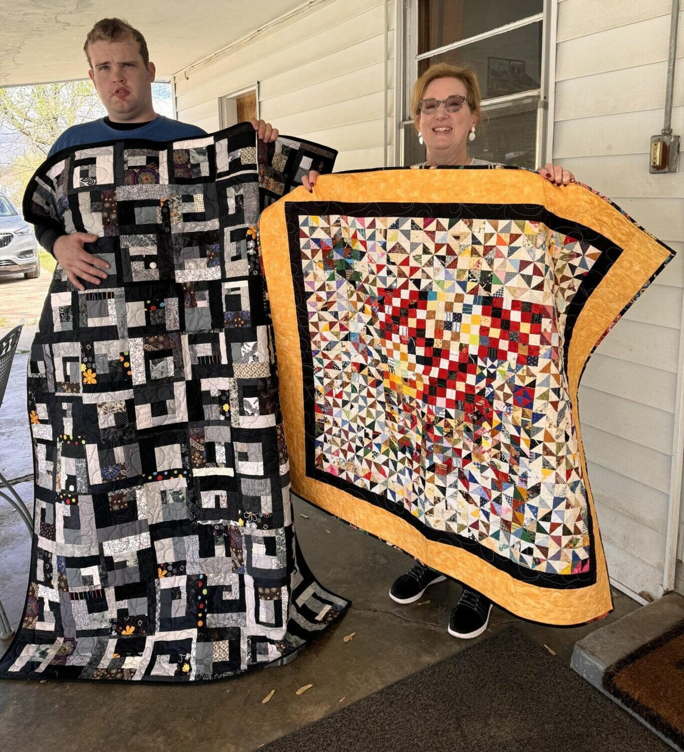 Hill 'N Hollow Quilters donate to Alpha House - Vimarsana News