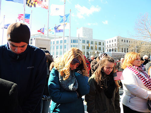 Georgia State students, left to right, Russell Lawless, Jessica Ingall, Meagan Sibley, and Michele Coursey pray with the crowd. ANNA SUNGHEE CHIN/Special