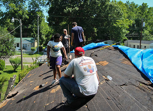 A team from the Baptist Collegiate Ministries of Armstrong Atlanta State University and College of Coastal Carolina work in May on cleanup after flooding that hit South Carolina the previous fall. GBDR/Special