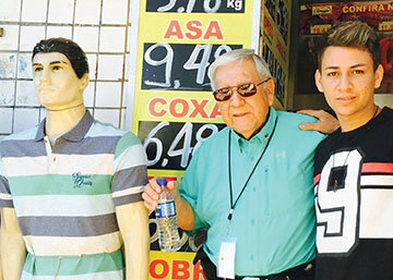 Carlos Meza, pastor of Calvary Spanish Mission Church in Shreveport, used a store mannequin in a town near Belo Horizonte, Brazil, to catch the attention of a passer-by in order to share the Gospel – and the young man gave his heart to Christ. BP/Special