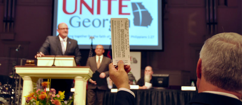 A messenger raises a ballot to vote on one of many topics during the Convention annual session. JOE WESTBURY/Index