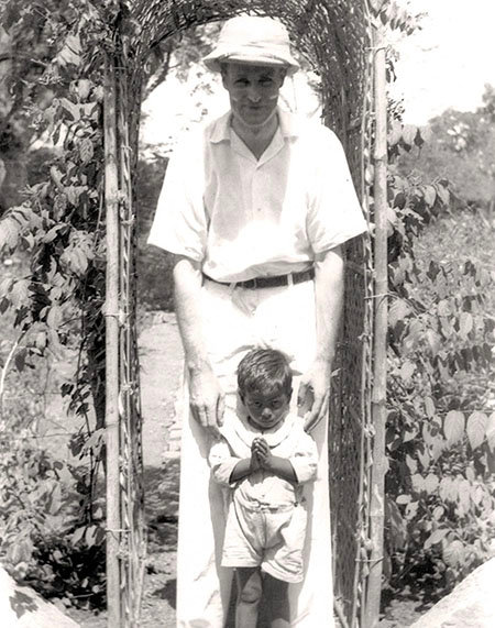 Hugh Johnson’s grandfather poses with a schoolboy in India
