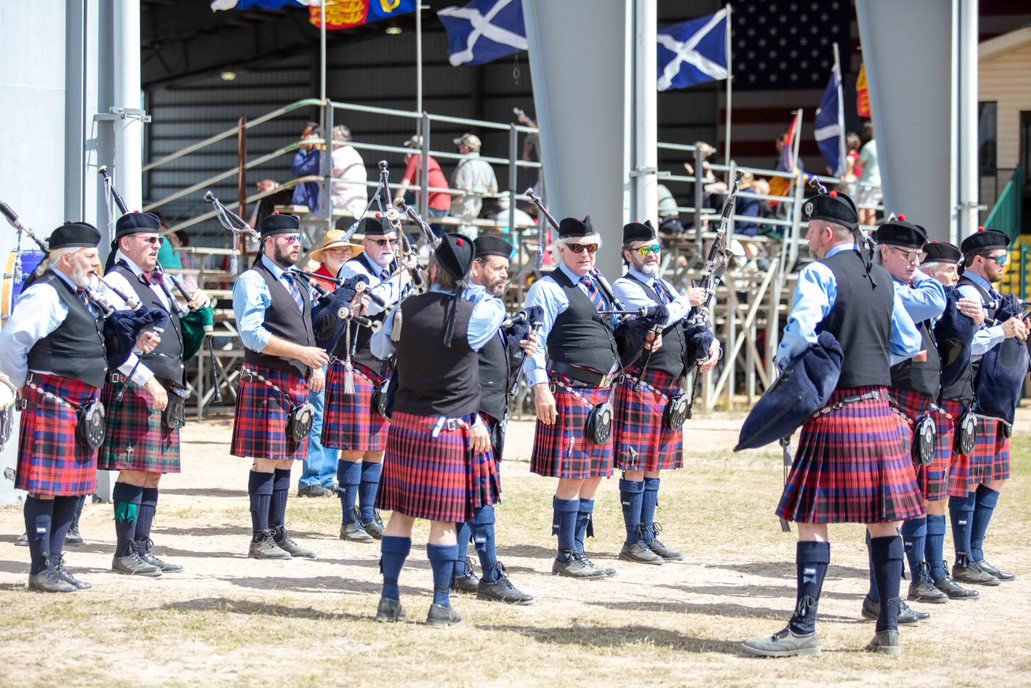 Many highland games перевод. Шотландия традиции и обычаи. Weight for height Highland games. Loch Norman Highland games 2019. Scottish traditions Tests.