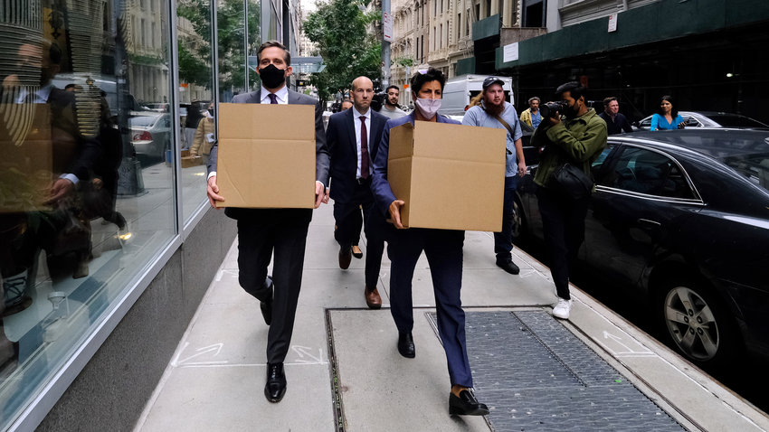 FBI agents carry boxes with evidence after raiding the Sergeants Benevolent Association headquarters in downtown Manhattan early Tuesday, Oct. 5, 2021. (Luiz C. Ribeiro/New York Daily News/TNS)